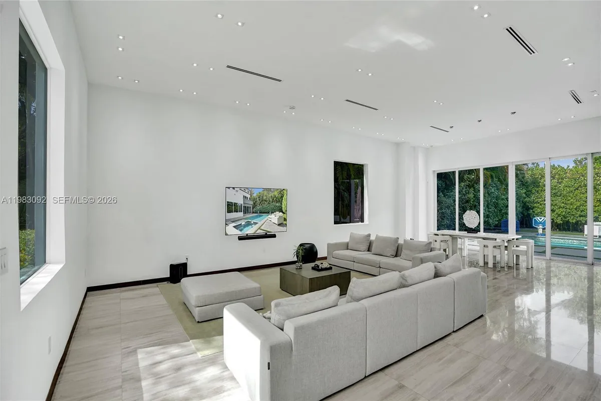 19914 NE 19th Ct, Miami FL 33179