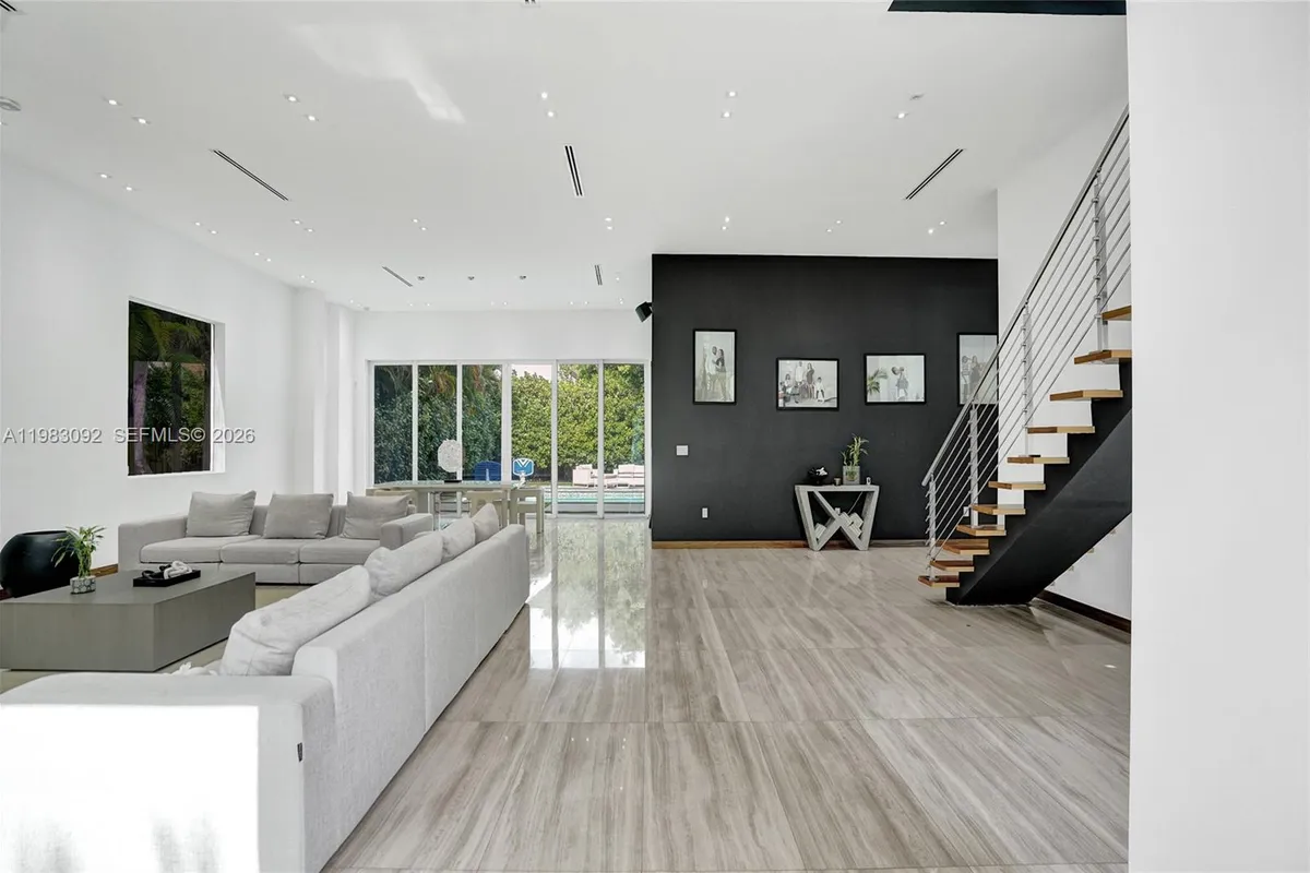 19914 NE 19th Ct, Miami FL 33179