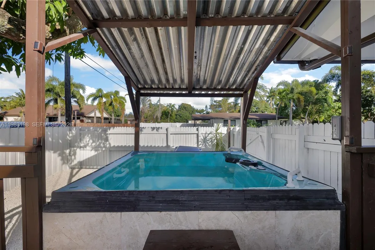 7501 Raleigh St, Hollywood FL 33024