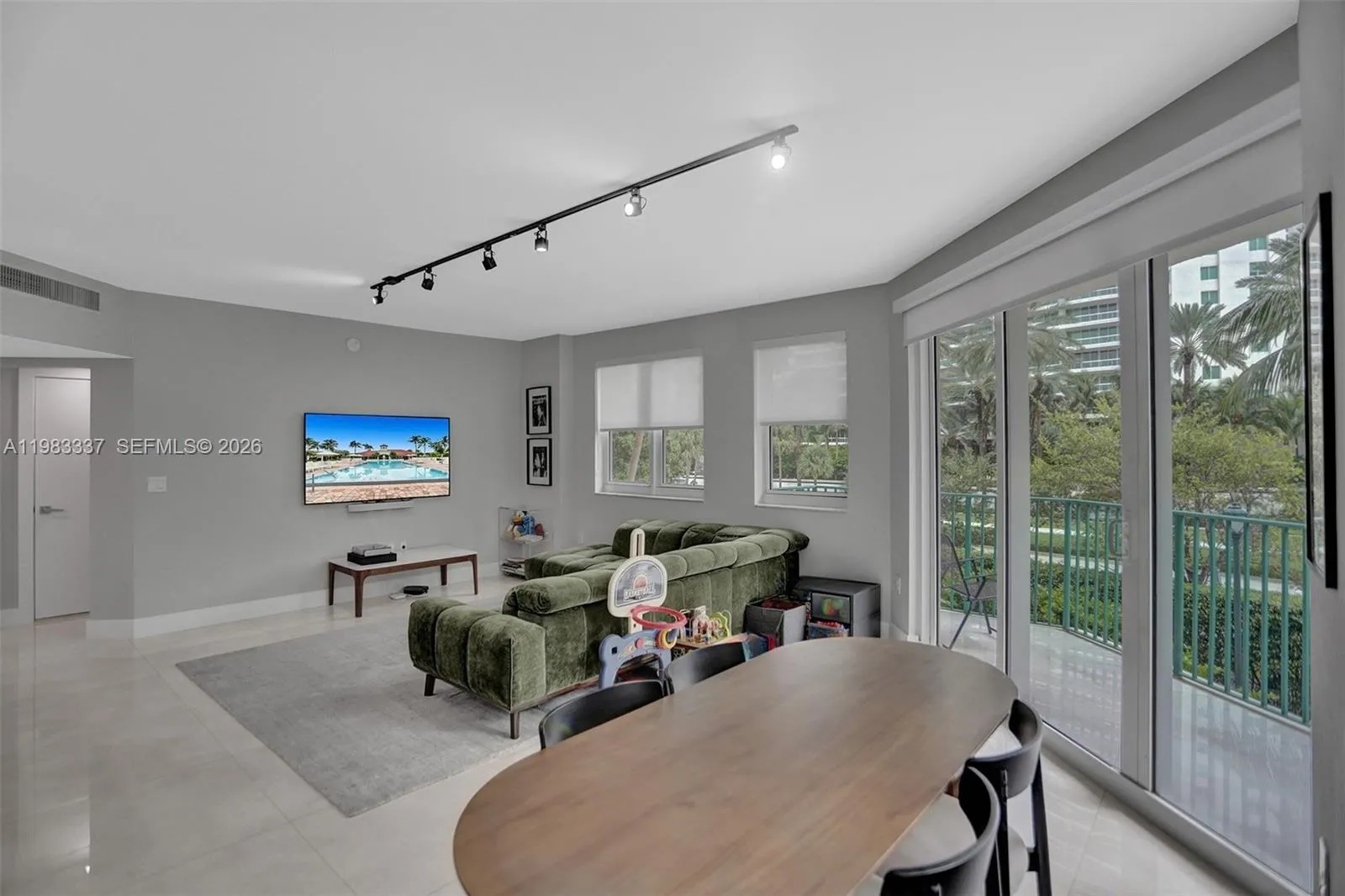 20000 E Country Club Dr # 211, Aventura FL 33180