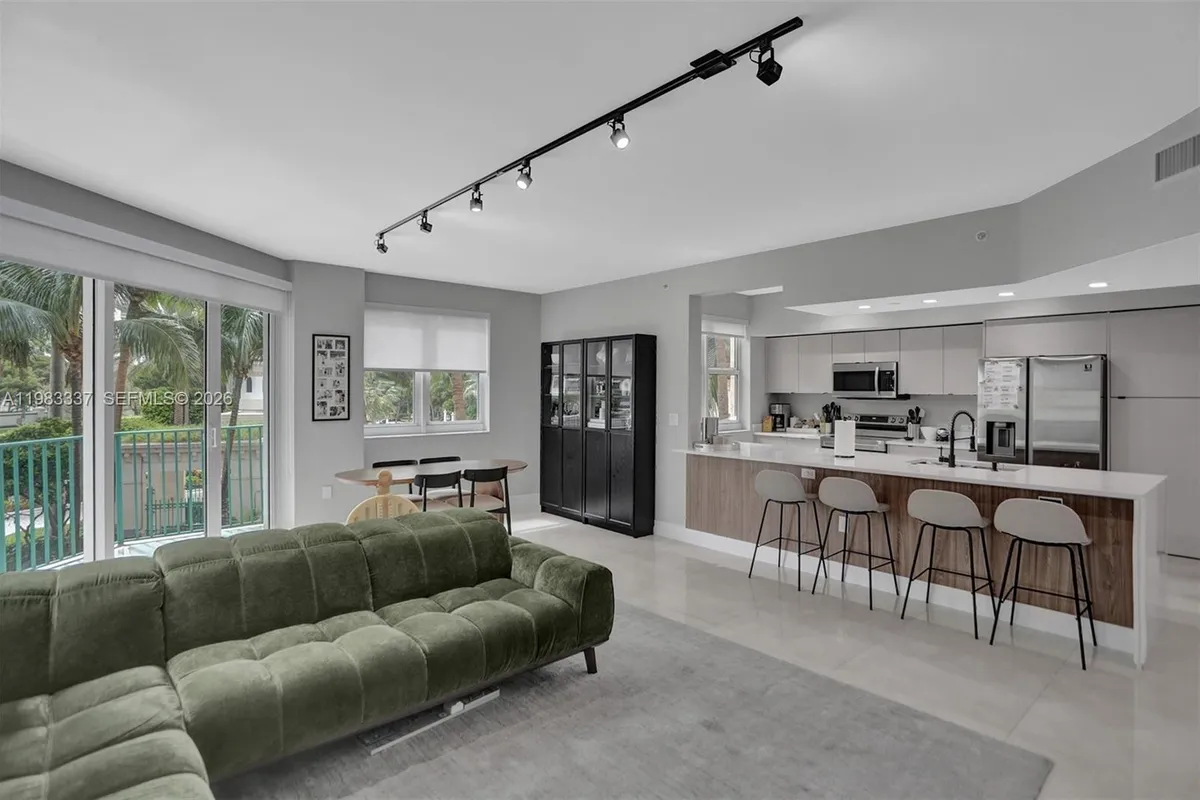 20000 E Country Club Dr # 211, Aventura FL 33180