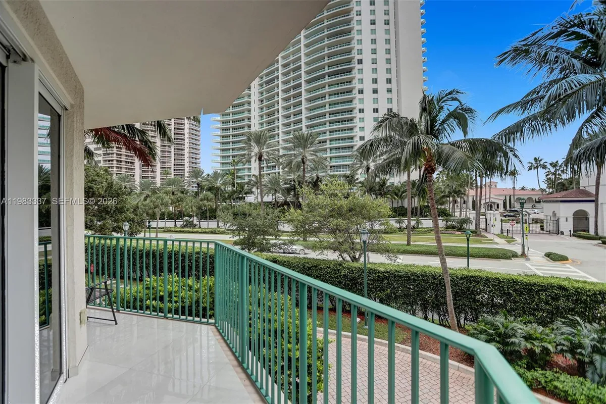 20000 E Country Club Dr # 211, Aventura FL 33180