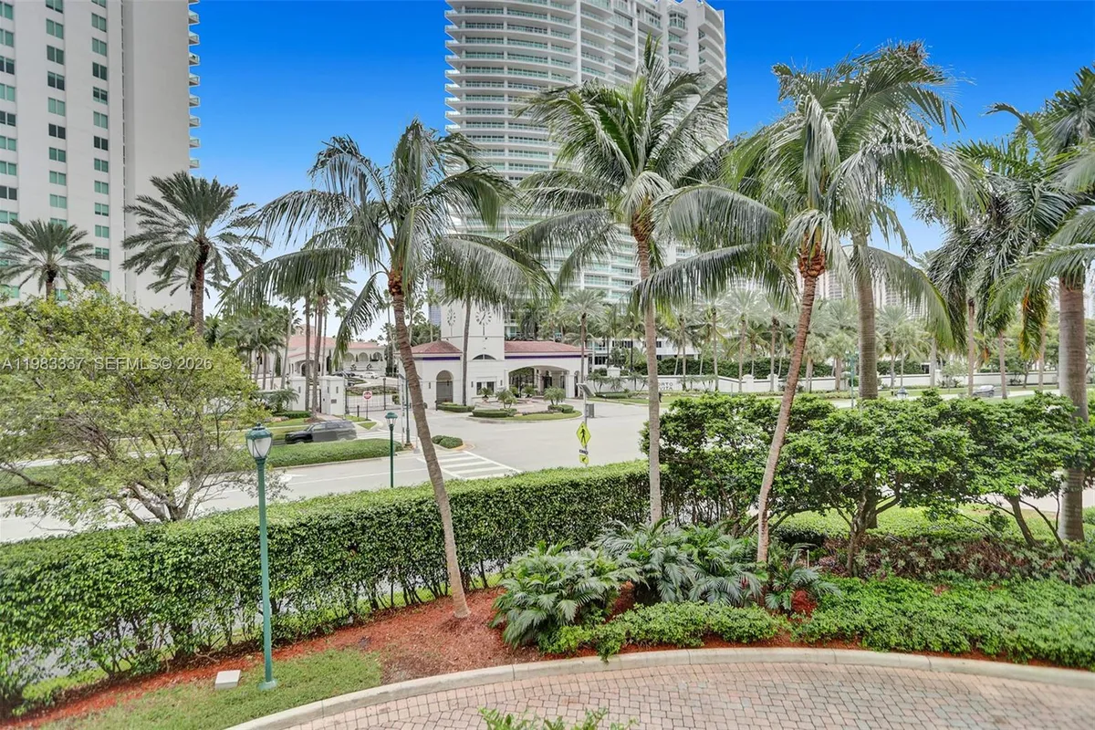 20000 E Country Club Dr # 211, Aventura FL 33180