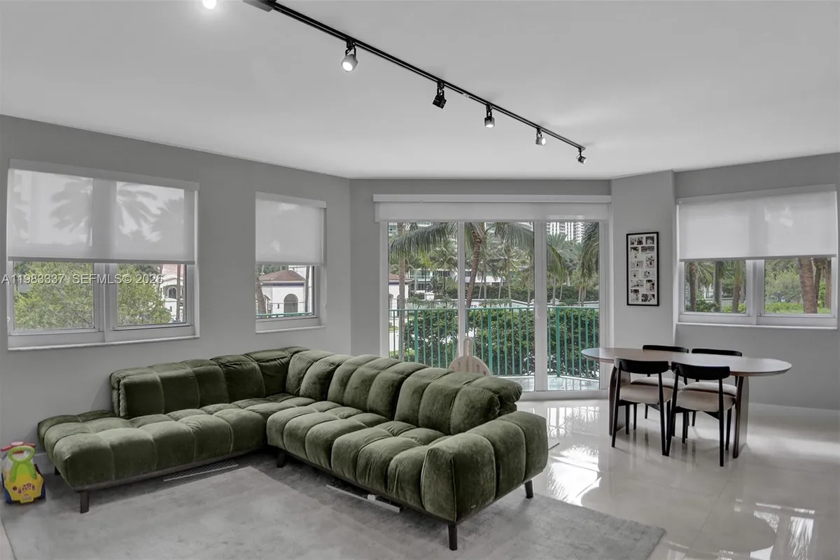 20000 E Country Club Dr # 211, Aventura FL 33180