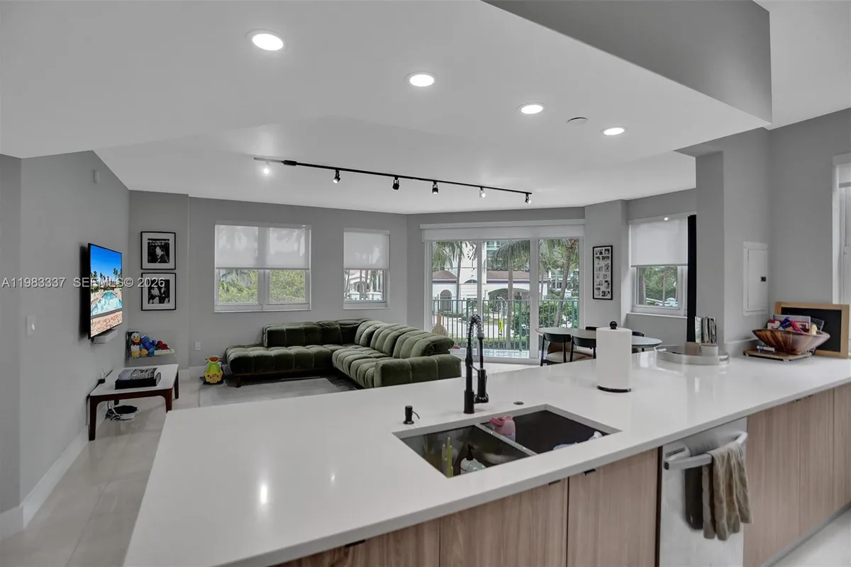 20000 E Country Club Dr # 211, Aventura FL 33180