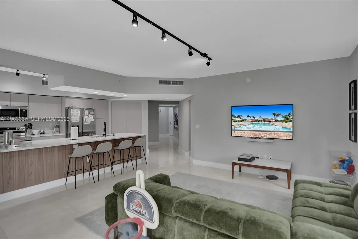 20000 E Country Club Dr # 211, Aventura FL 33180