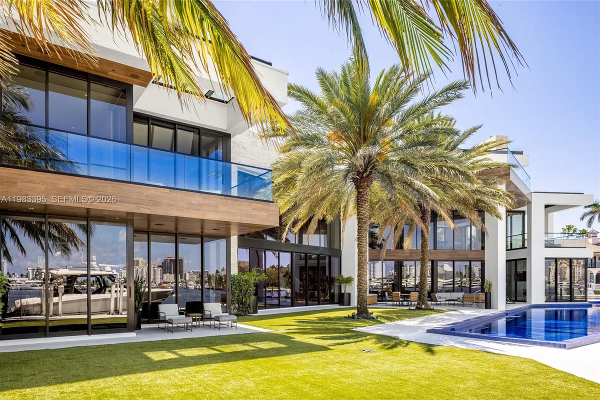 84 Isla Bahia Dr, Fort Lauderdale FL 33316