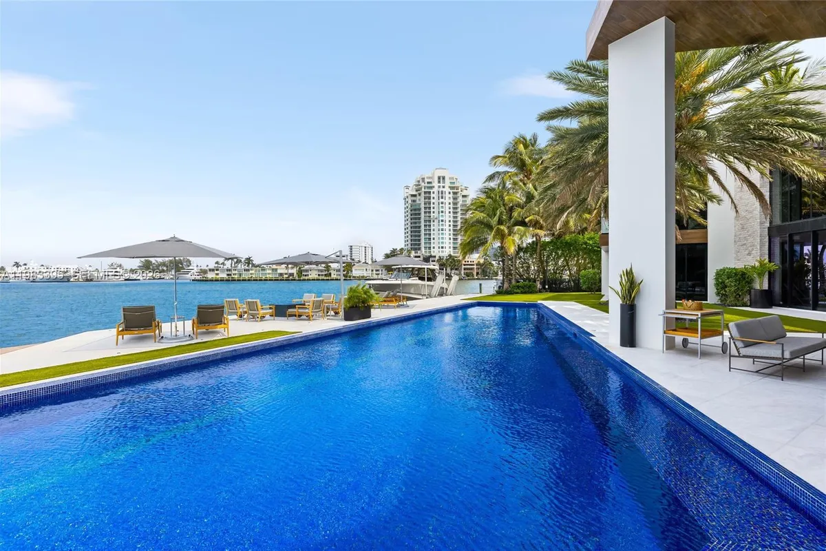 84 Isla Bahia Dr, Fort Lauderdale FL 33316