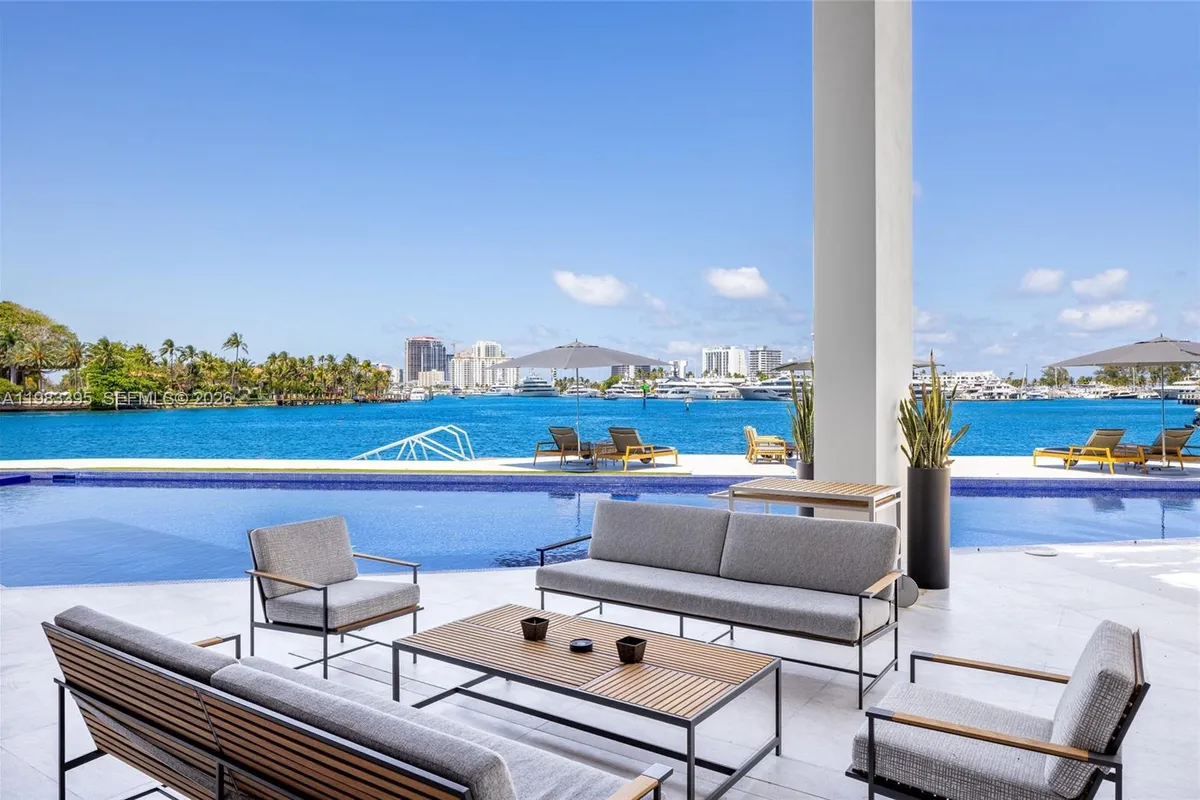 84 Isla Bahia Dr, Fort Lauderdale FL 33316