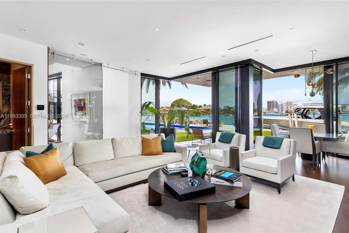 84 Isla Bahia Dr, Fort Lauderdale FL 33316