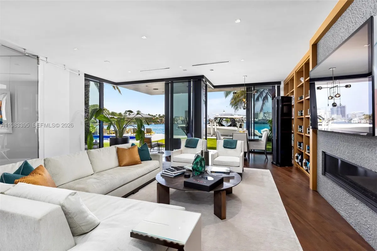 84 Isla Bahia Dr, Fort Lauderdale FL 33316