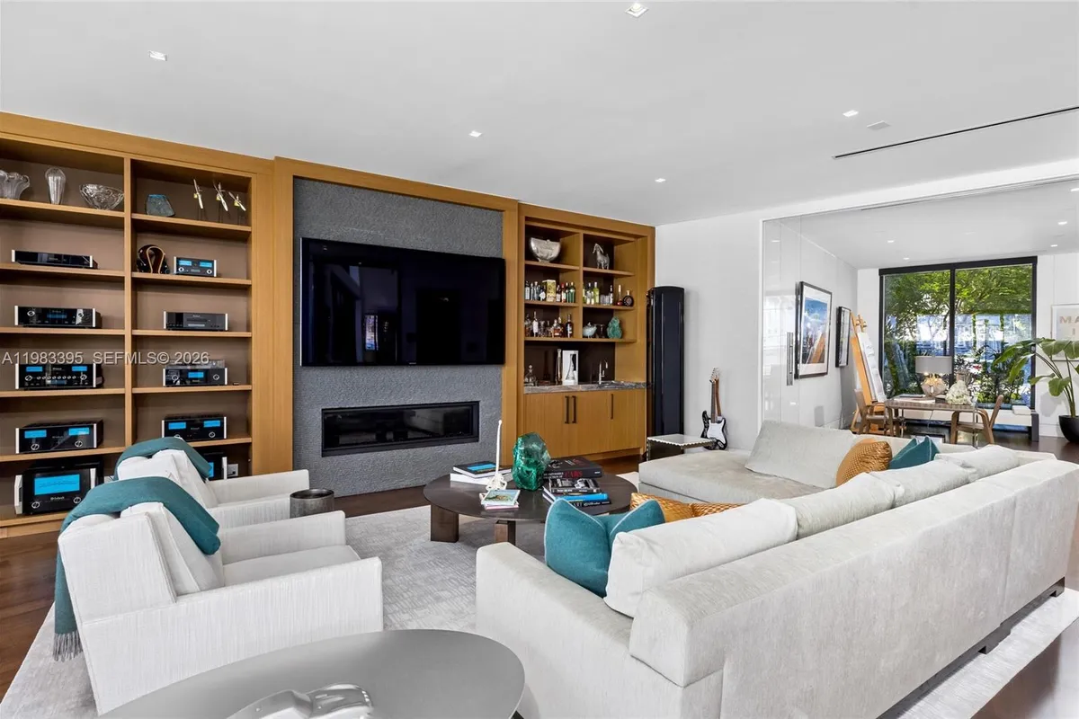 84 Isla Bahia Dr, Fort Lauderdale FL 33316