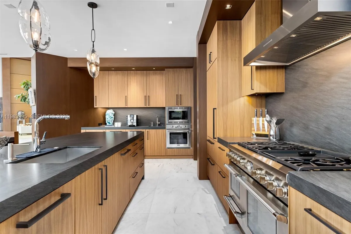 84 Isla Bahia Dr, Fort Lauderdale FL 33316