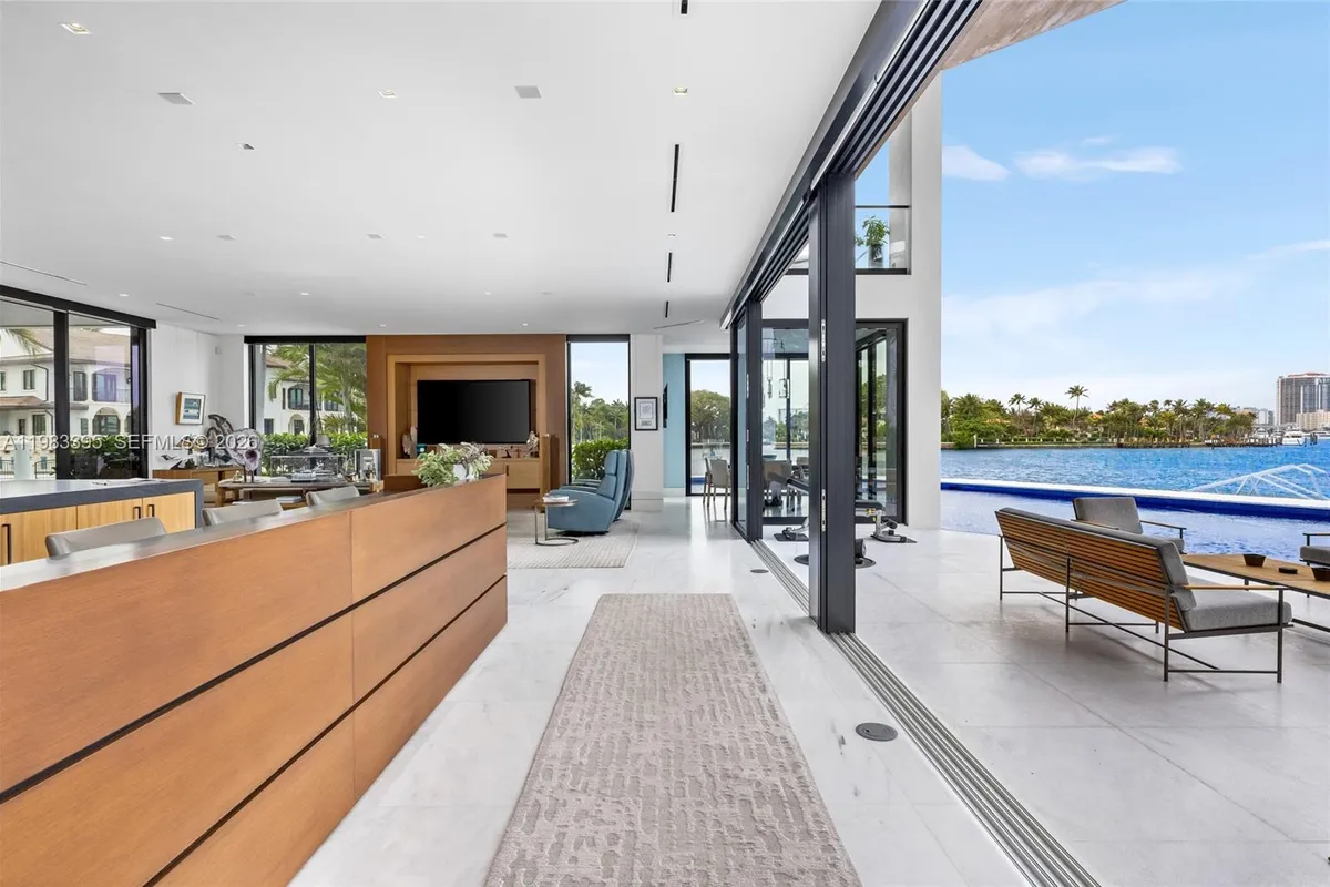 84 Isla Bahia Dr, Fort Lauderdale FL 33316