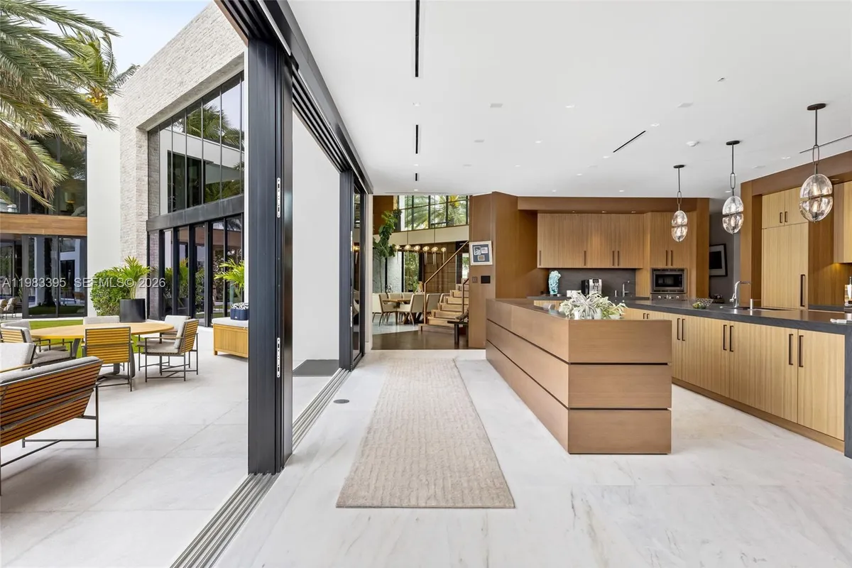 84 Isla Bahia Dr, Fort Lauderdale FL 33316