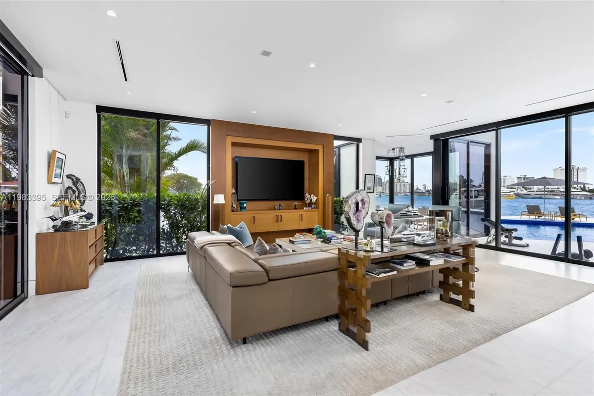 84 Isla Bahia Dr, Fort Lauderdale FL 33316