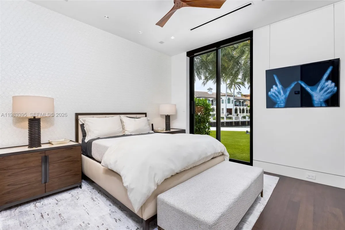 84 Isla Bahia Dr, Fort Lauderdale FL 33316