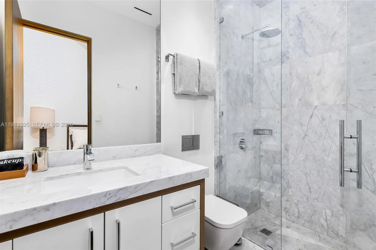 84 Isla Bahia Dr, Fort Lauderdale FL 33316