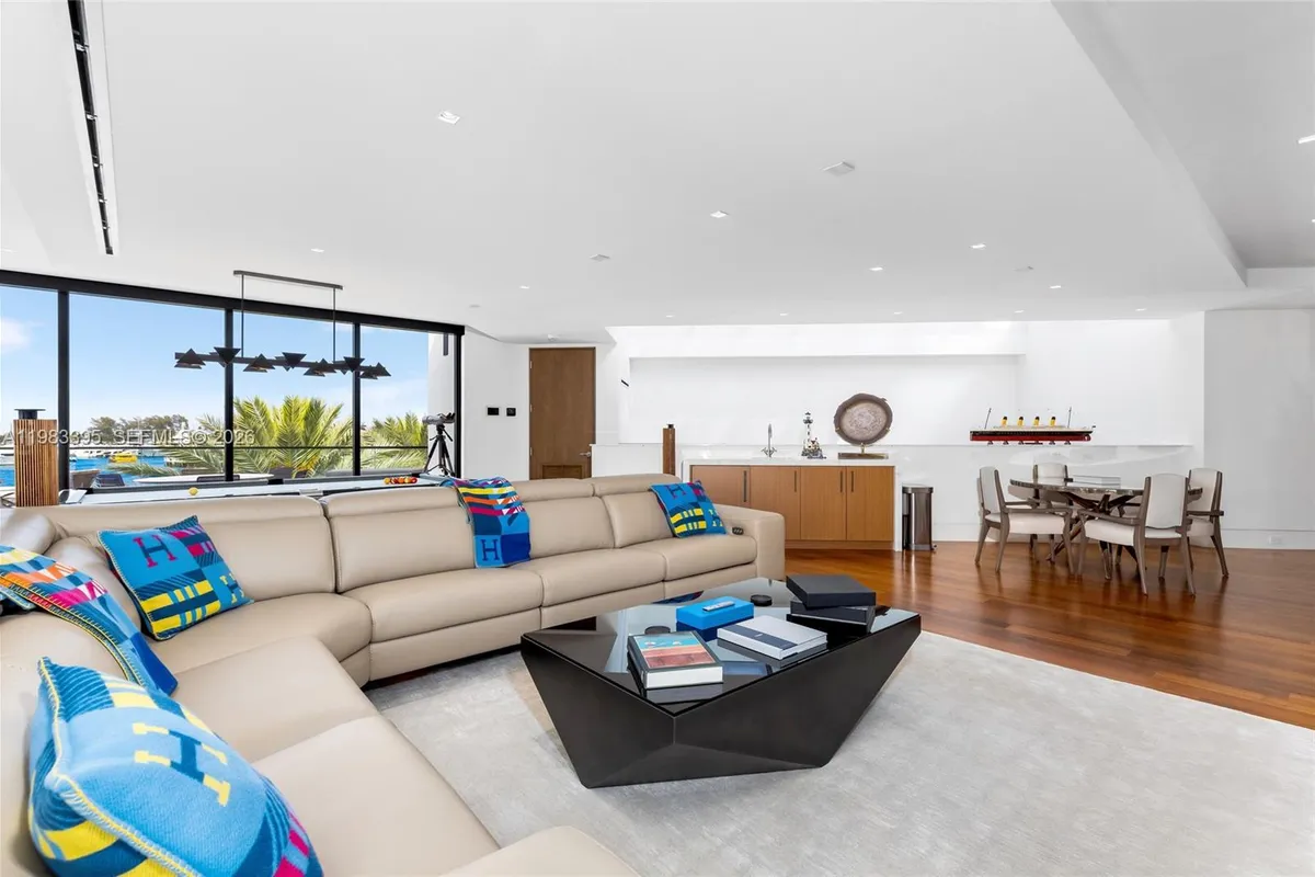 84 Isla Bahia Dr, Fort Lauderdale FL 33316