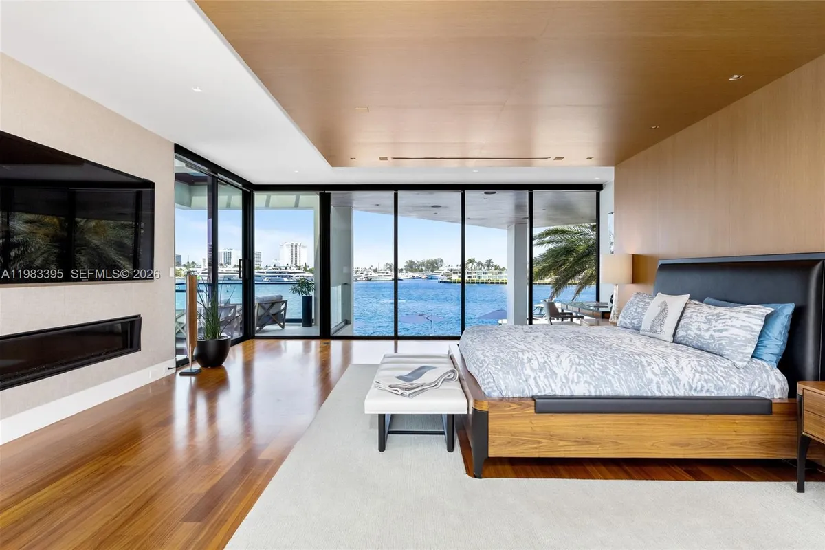 84 Isla Bahia Dr, Fort Lauderdale FL 33316