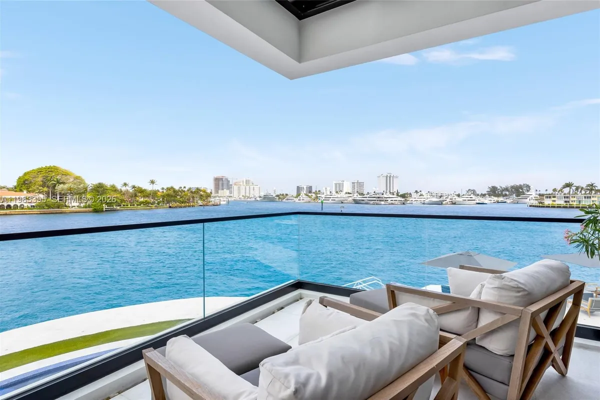 84 Isla Bahia Dr, Fort Lauderdale FL 33316