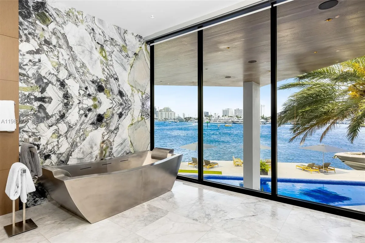 84 Isla Bahia Dr, Fort Lauderdale FL 33316