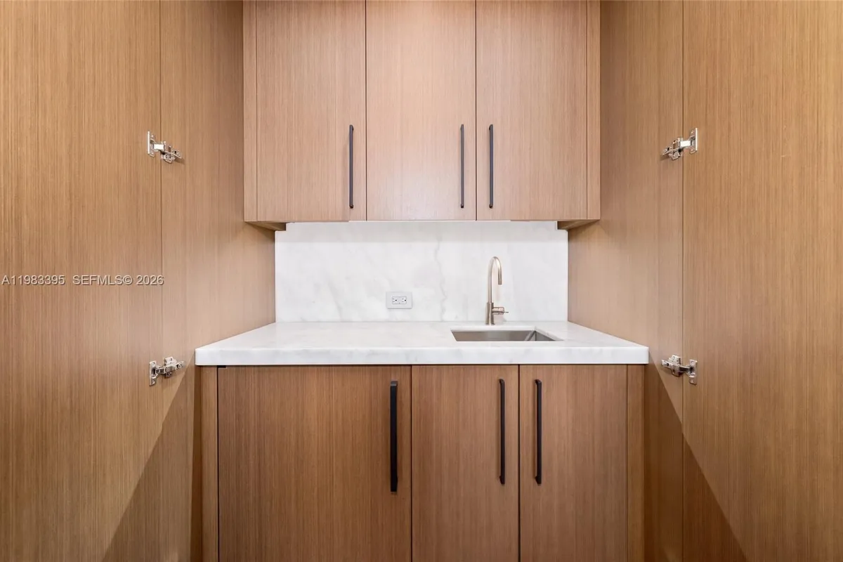 84 Isla Bahia Dr, Fort Lauderdale FL 33316