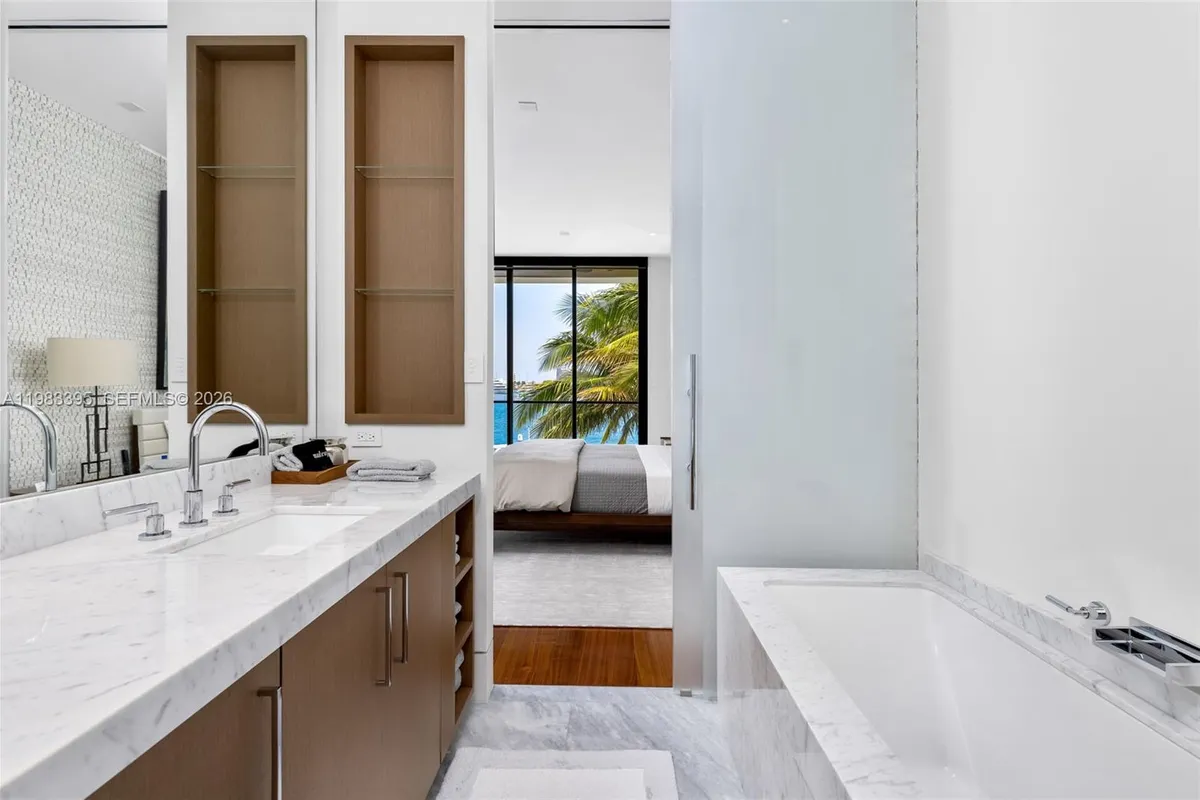 84 Isla Bahia Dr, Fort Lauderdale FL 33316