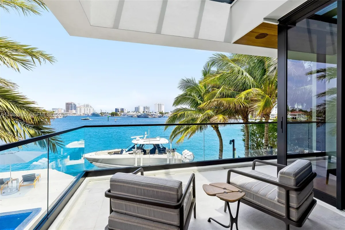 84 Isla Bahia Dr, Fort Lauderdale FL 33316