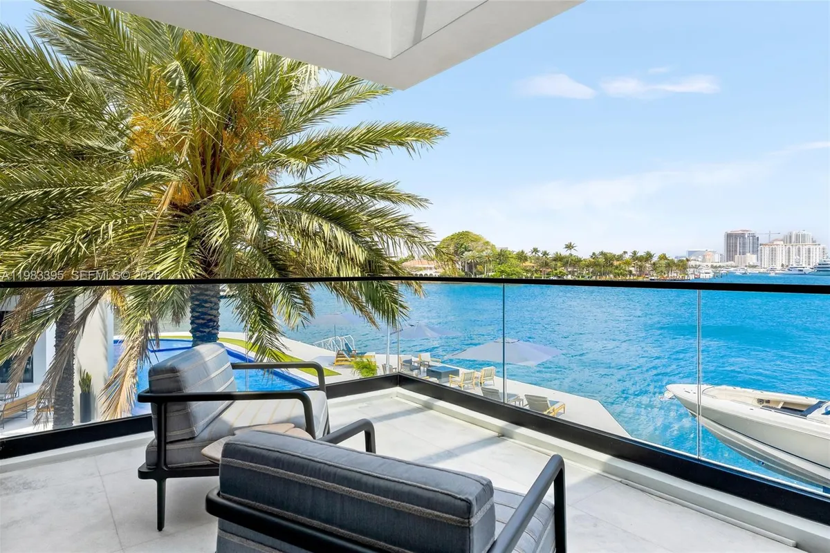 84 Isla Bahia Dr, Fort Lauderdale FL 33316