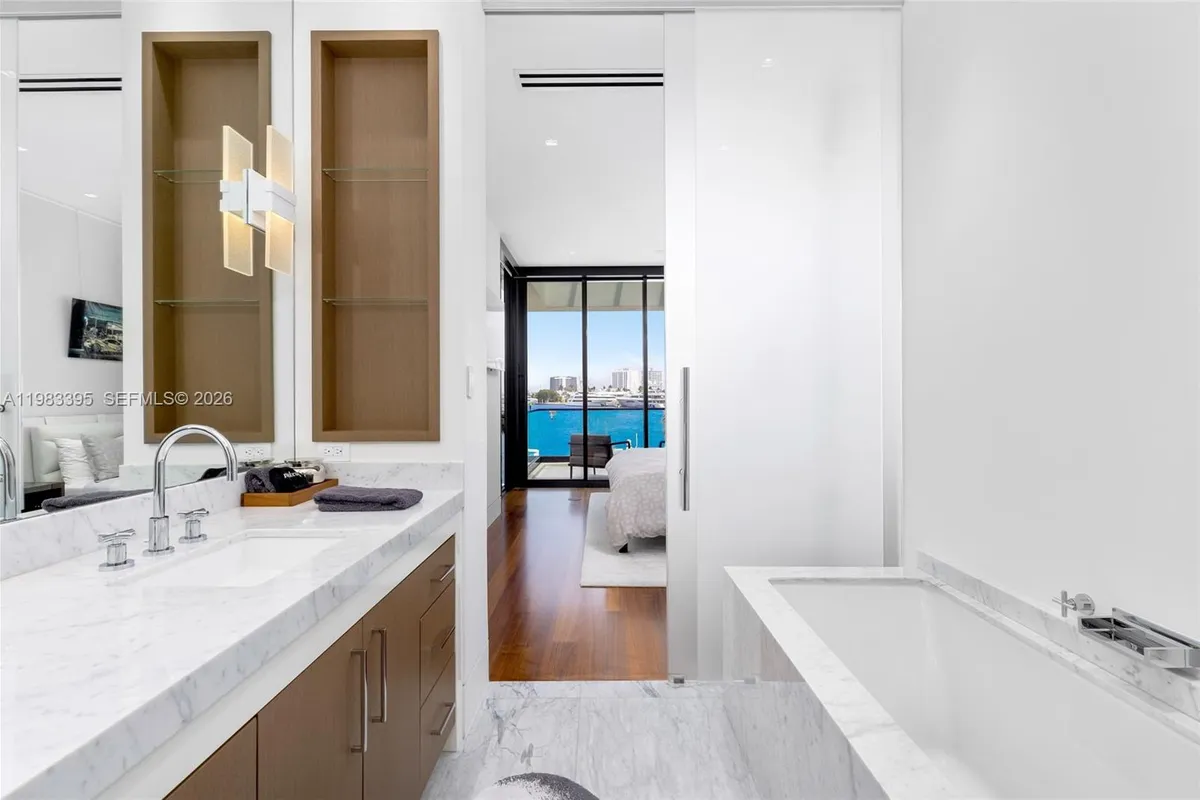 84 Isla Bahia Dr, Fort Lauderdale FL 33316