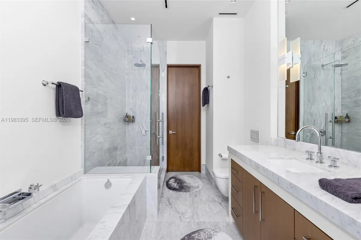 84 Isla Bahia Dr, Fort Lauderdale FL 33316