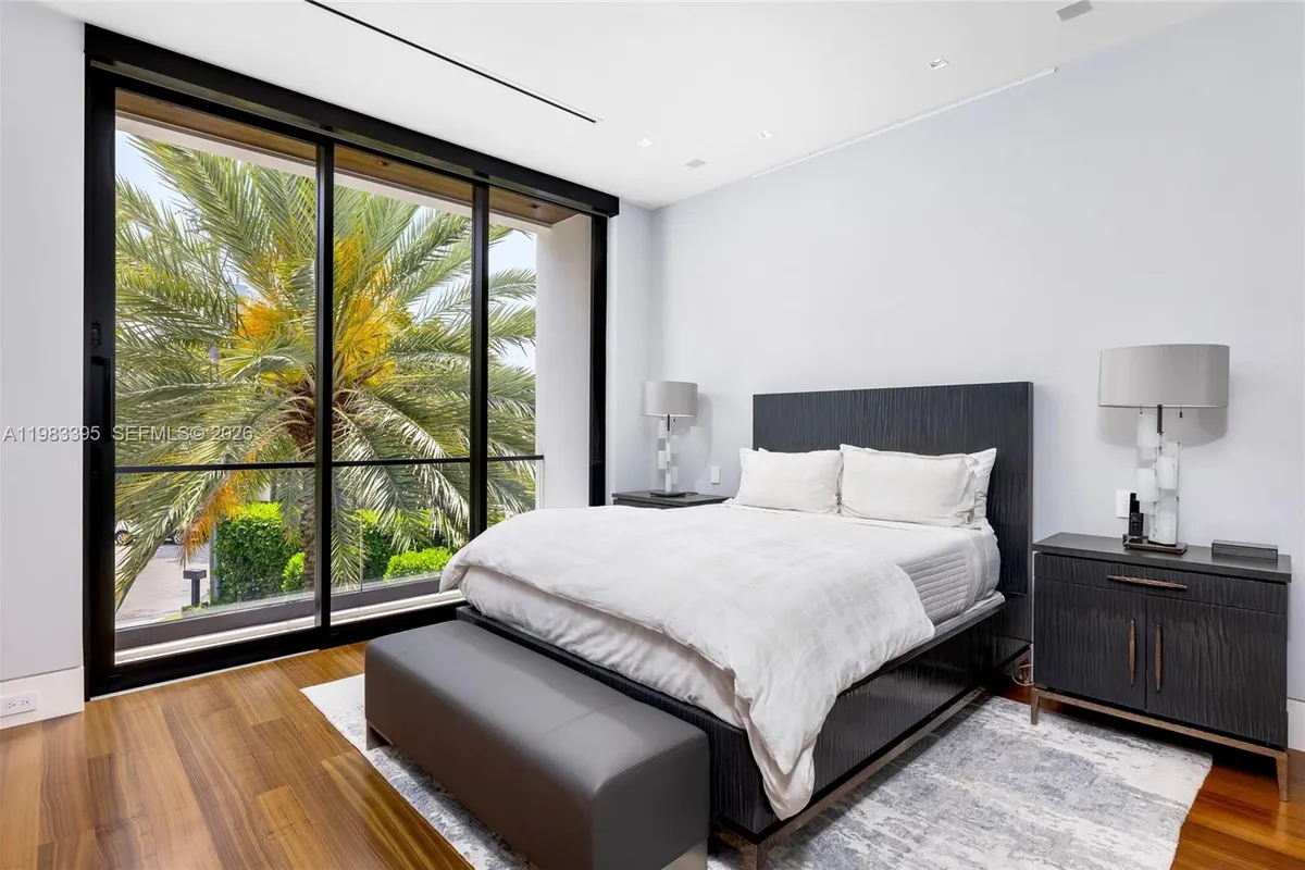 84 Isla Bahia Dr, Fort Lauderdale FL 33316