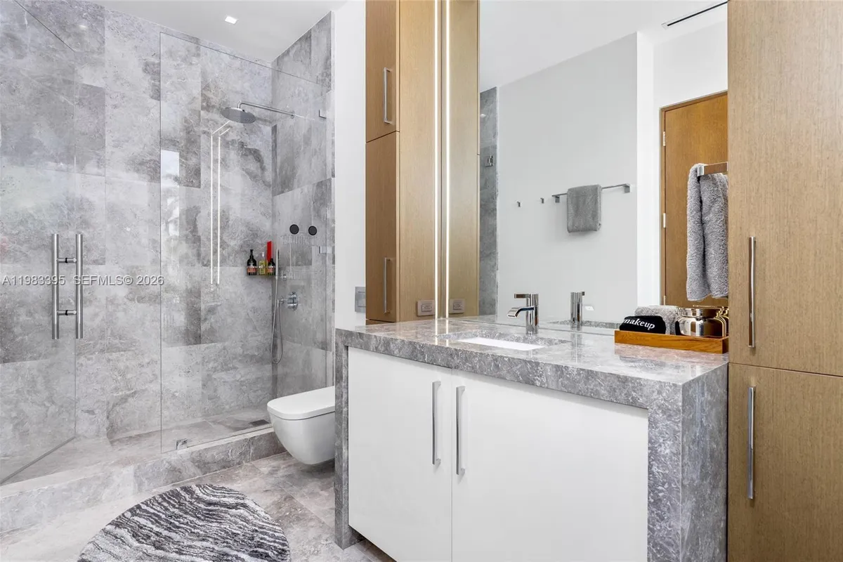 84 Isla Bahia Dr, Fort Lauderdale FL 33316