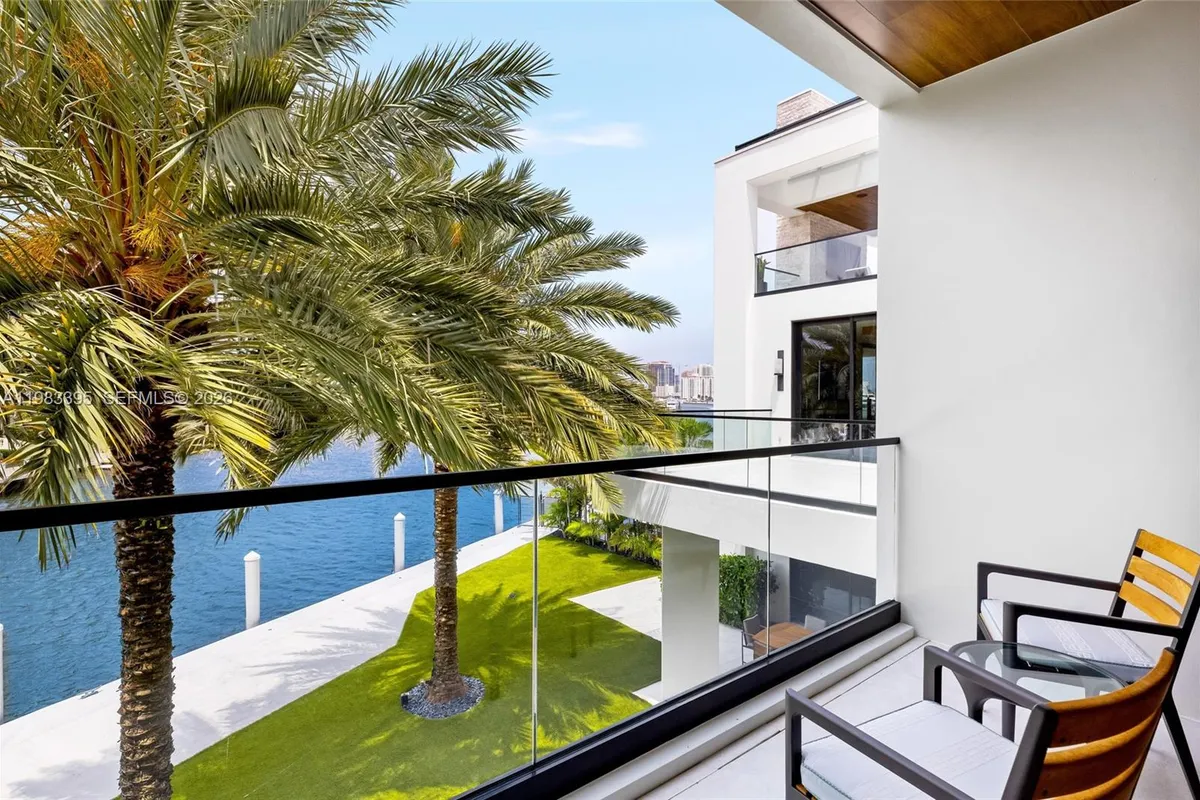 84 Isla Bahia Dr, Fort Lauderdale FL 33316