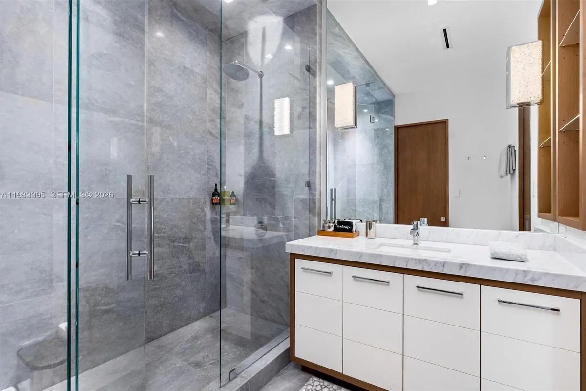 84 Isla Bahia Dr, Fort Lauderdale FL 33316