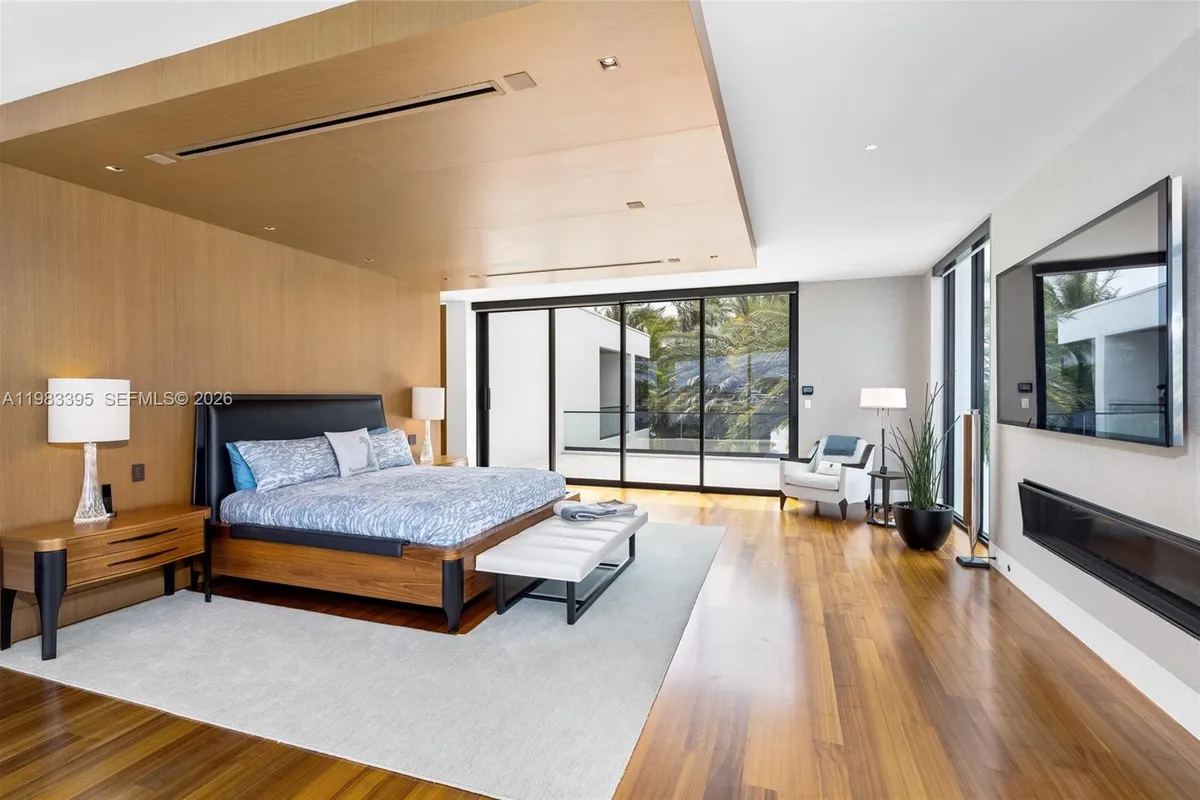 84 Isla Bahia Dr, Fort Lauderdale FL 33316