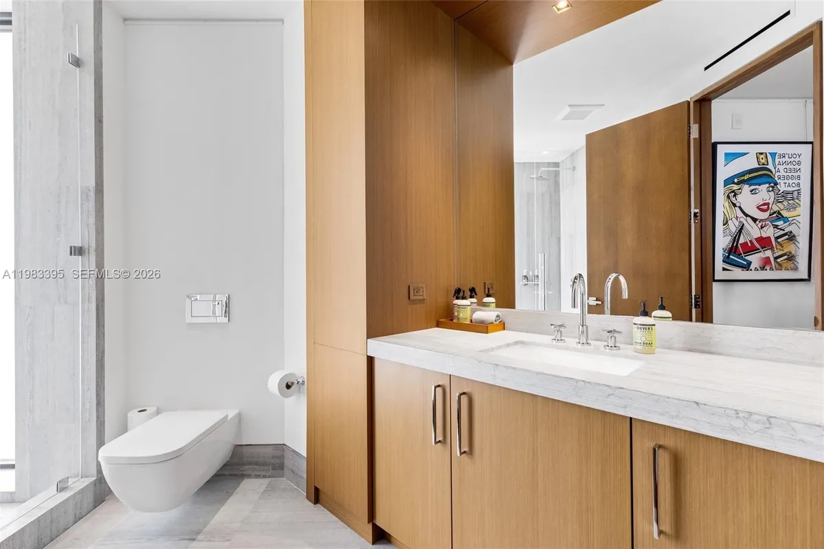 84 Isla Bahia Dr, Fort Lauderdale FL 33316