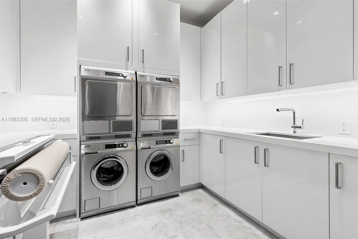 84 Isla Bahia Dr, Fort Lauderdale FL 33316