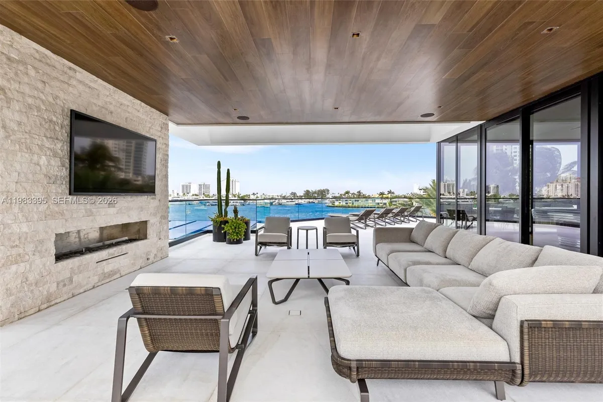 84 Isla Bahia Dr, Fort Lauderdale FL 33316