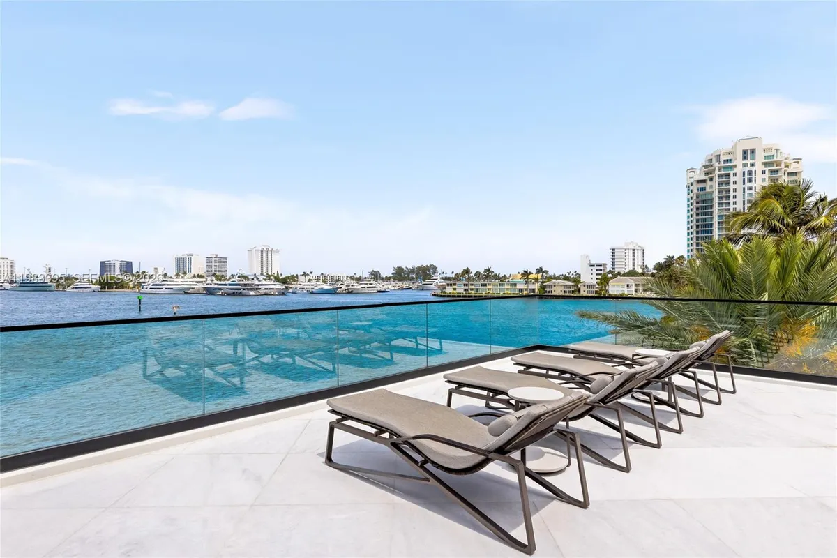 84 Isla Bahia Dr, Fort Lauderdale FL 33316