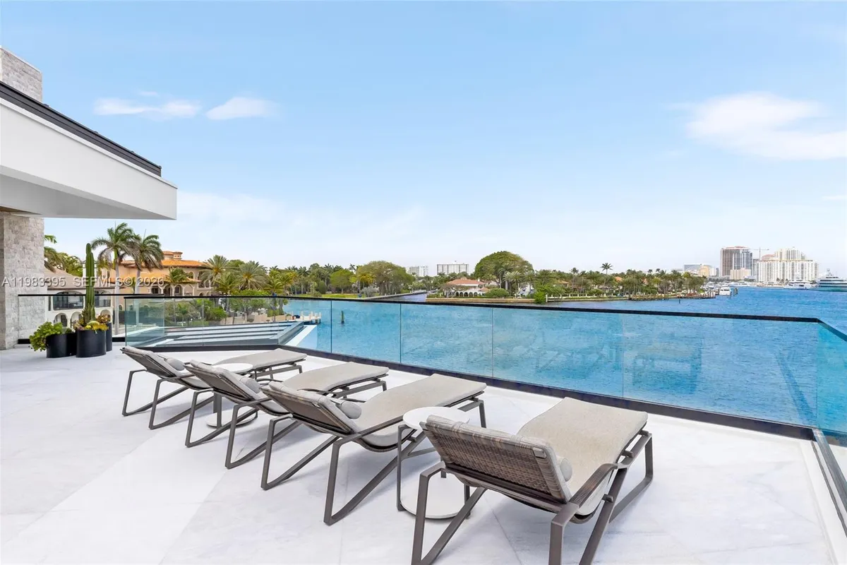 84 Isla Bahia Dr, Fort Lauderdale FL 33316