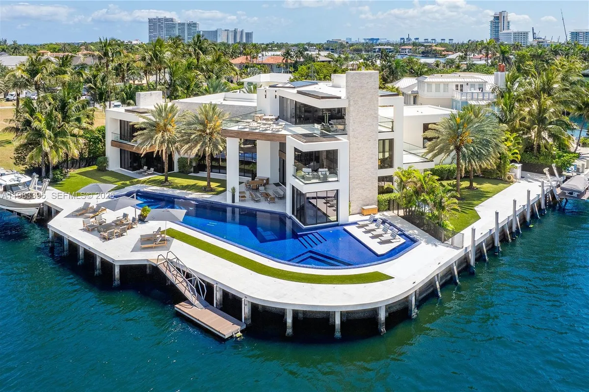 84 Isla Bahia Dr, Fort Lauderdale FL 33316