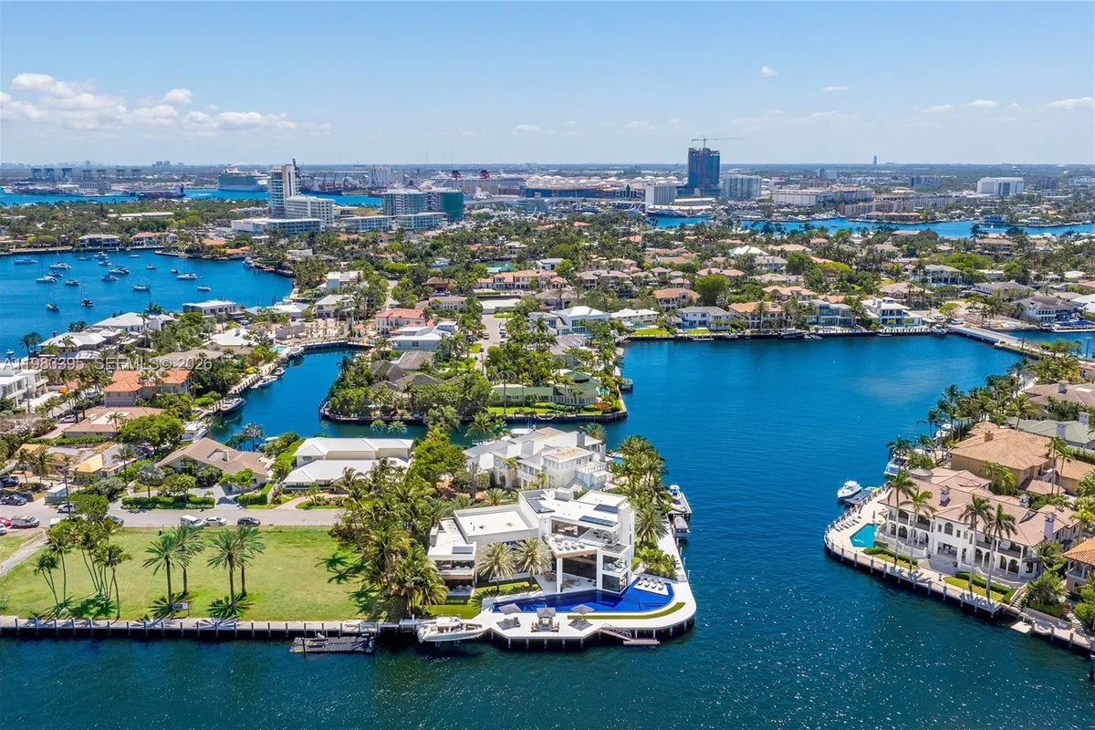 84 Isla Bahia Dr, Fort Lauderdale FL 33316