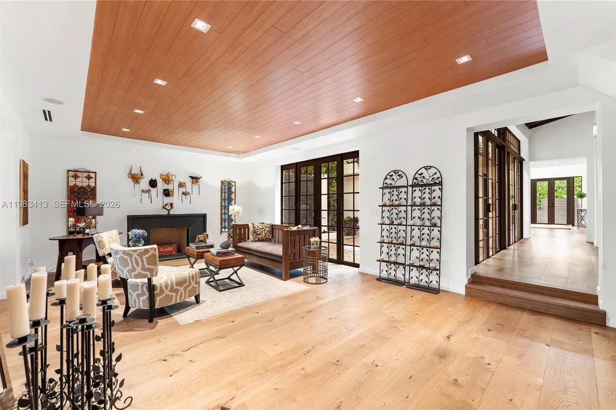 1277 N Venetian Way, Miami FL 33139