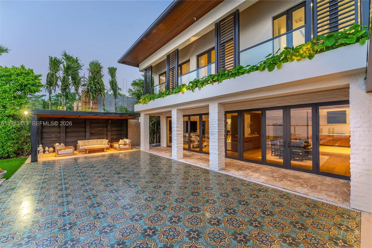 1277 N Venetian Way, Miami FL 33139