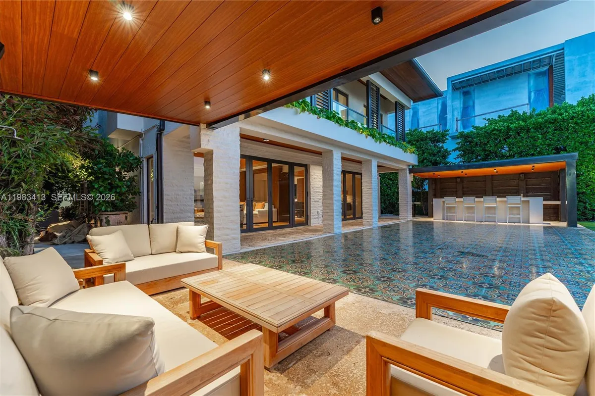 1277 N Venetian Way, Miami FL 33139