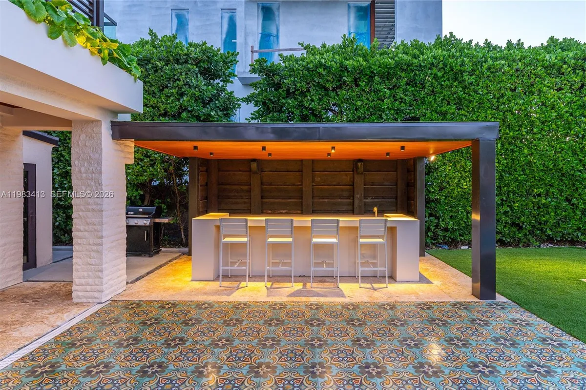 1277 N Venetian Way, Miami FL 33139