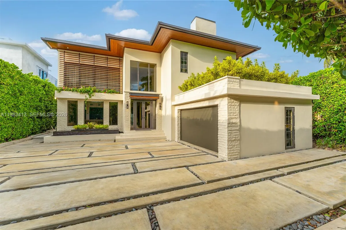 1277 N Venetian Way, Miami FL 33139