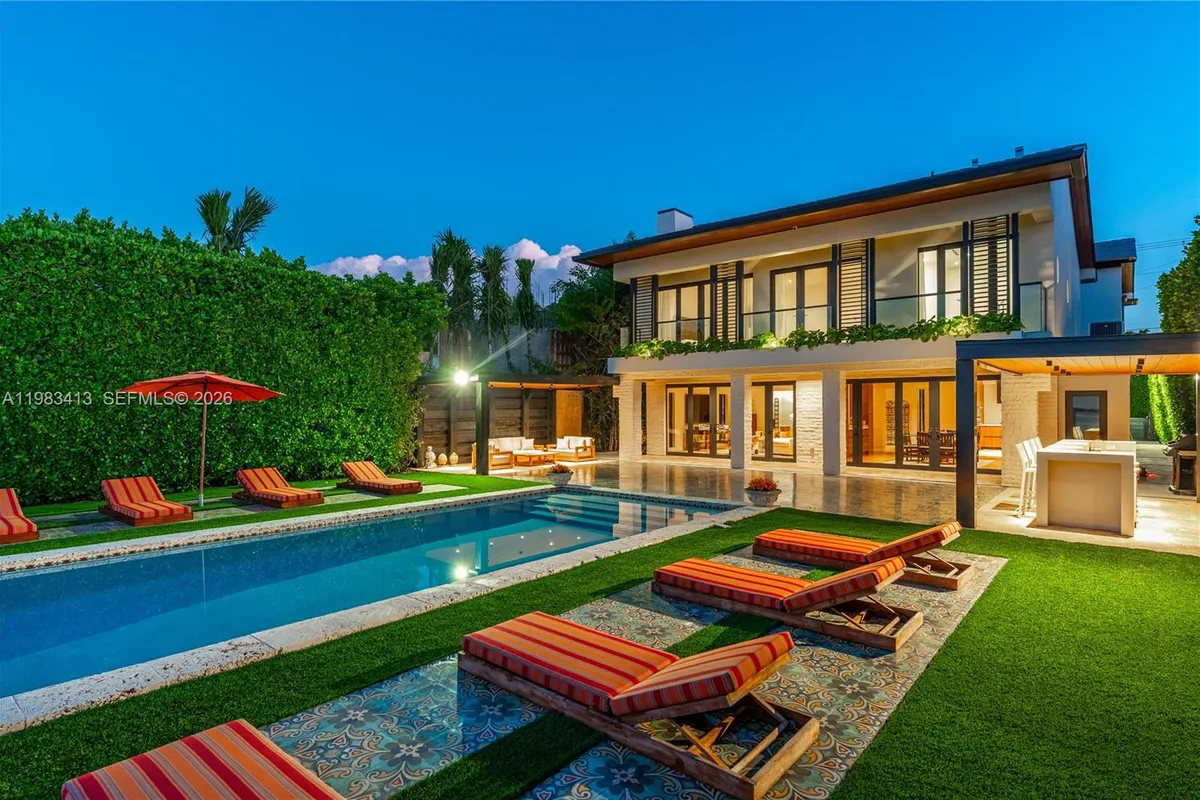 1277 N Venetian Way, Miami FL 33139